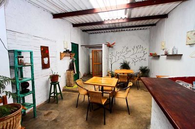 Tienda y Accesorios de ropa Maracuyá en Bananas Café