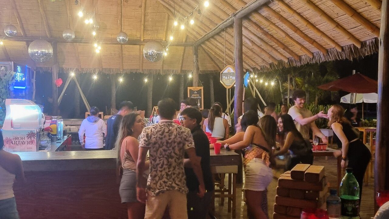 Bar de Qema de noche, Máncora