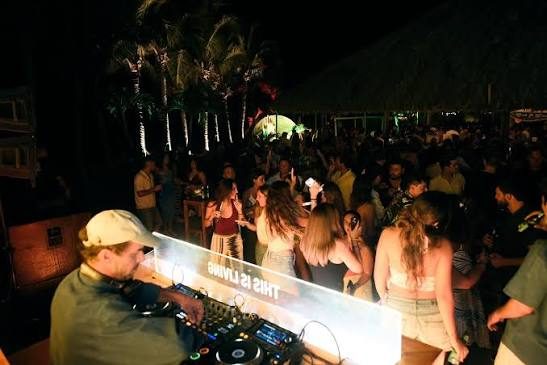 Fiesta con DJ entre palmeras en Qema, Máncora