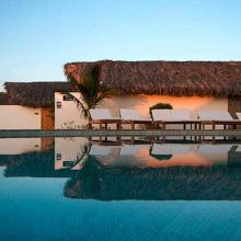 Propiedad en Venta: Bella propiedad a orillas del mar en Máncora, con 13 suites villas.